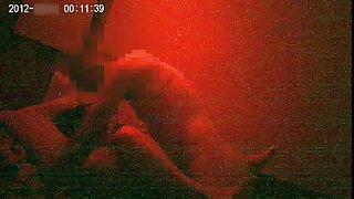Орален секс отблизо на камера: мъж се наслаждава seks s lelki на свирка от брюнетка в маска и стреля със сперма.