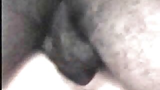 Послушното момиче щастливо се простира върху пениса на гаджето си, когато е заснето на баби секс камера.
